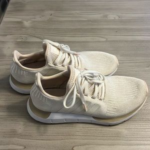 Women’s Adidas Swift tennis shoes
